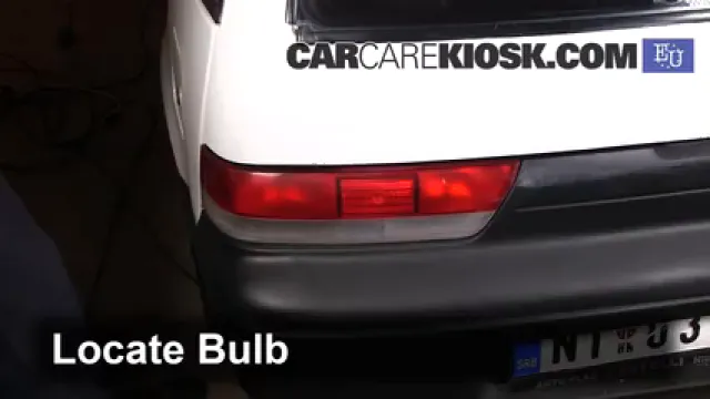 2002 Suzuki Swift GLS 1.0L 3 Cyl. Éclairage Feu antibrouillard (remplacer l'ampoule)